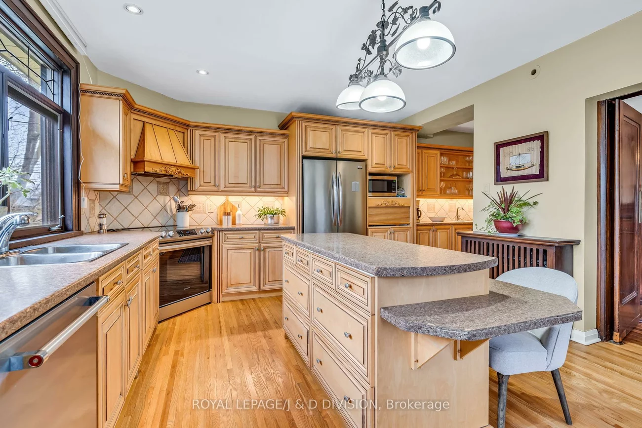 77, College View, Forest Hill South, Toronto