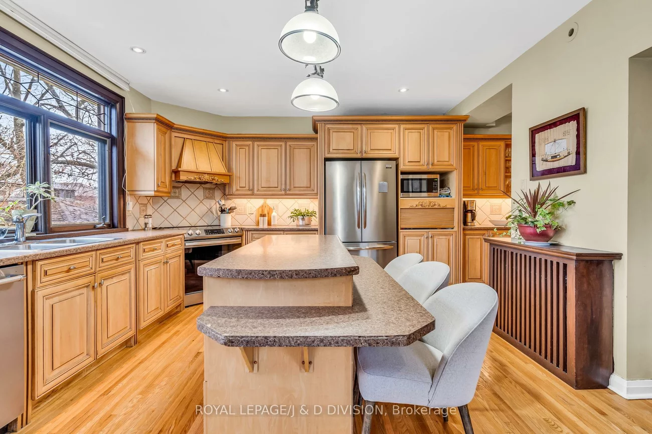 77, College View, Forest Hill South, Toronto