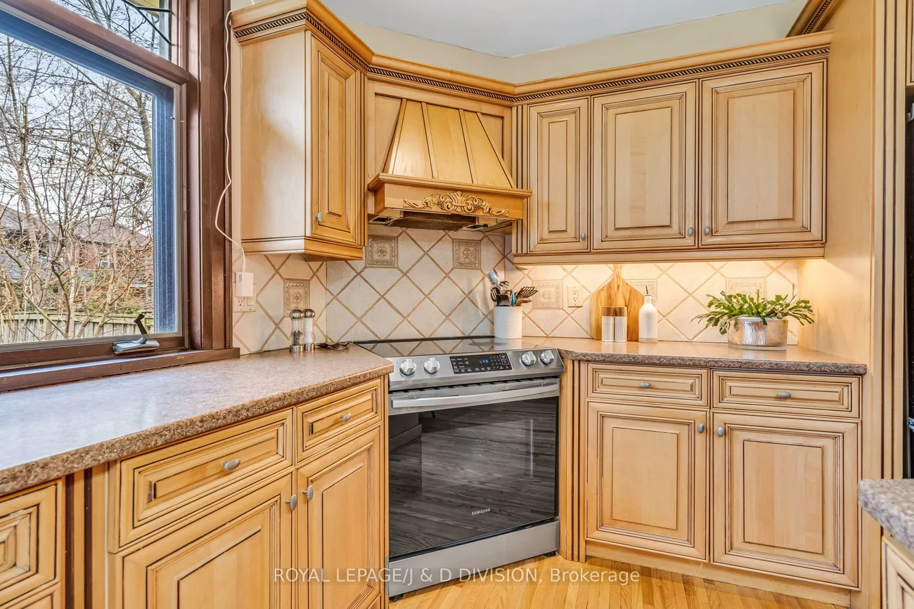 77, College View, Forest Hill South, Toronto