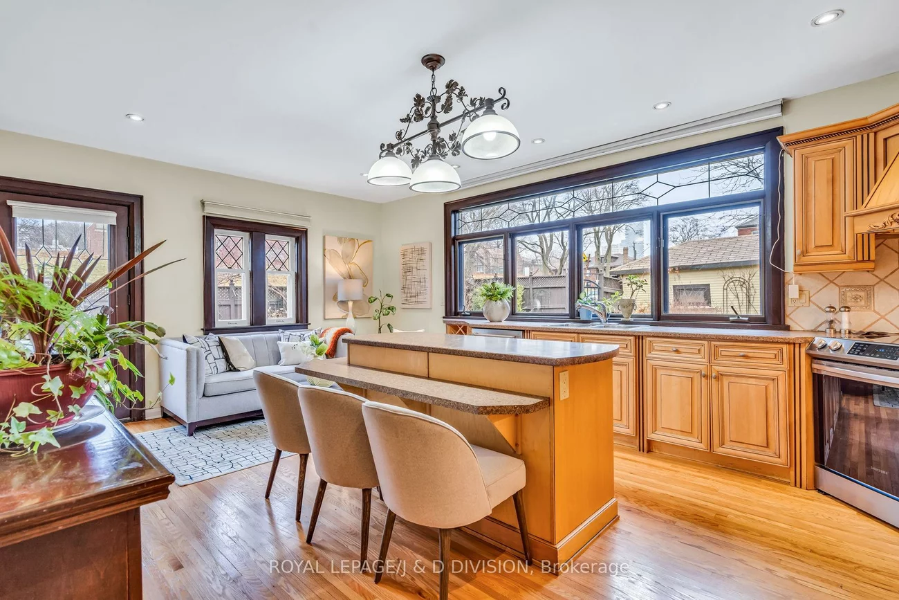 77, College View, Forest Hill South, Toronto