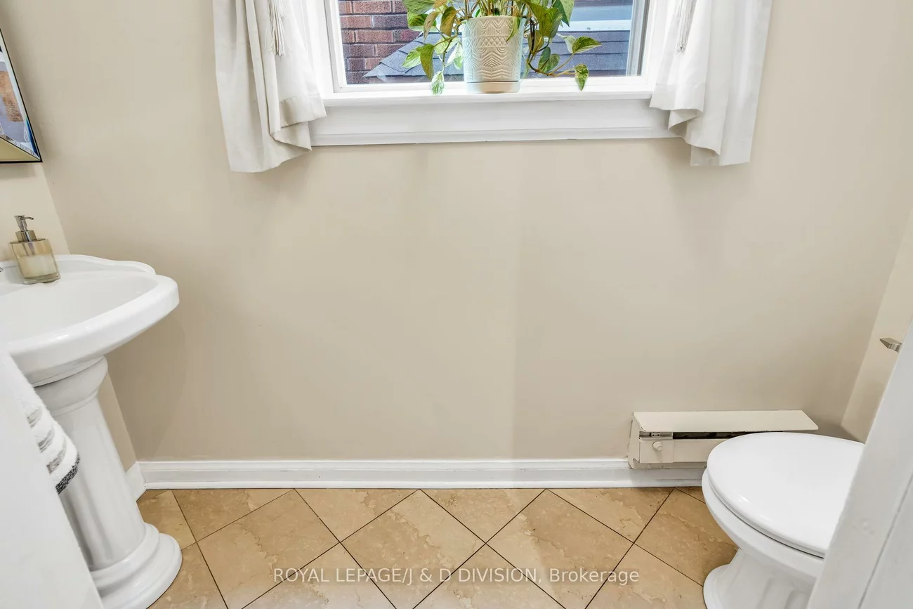 77, College View, Forest Hill South, Toronto