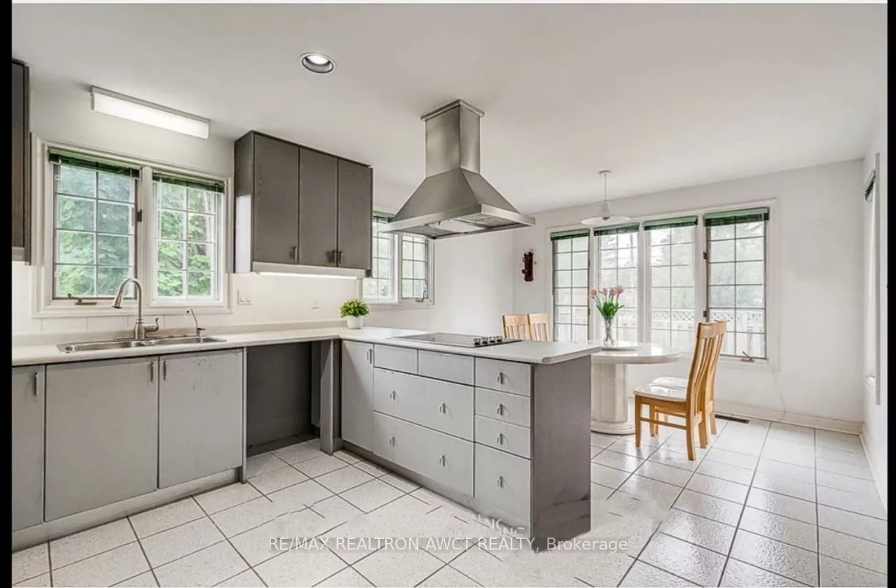 325, Wilfred, Willowdale East, Toronto