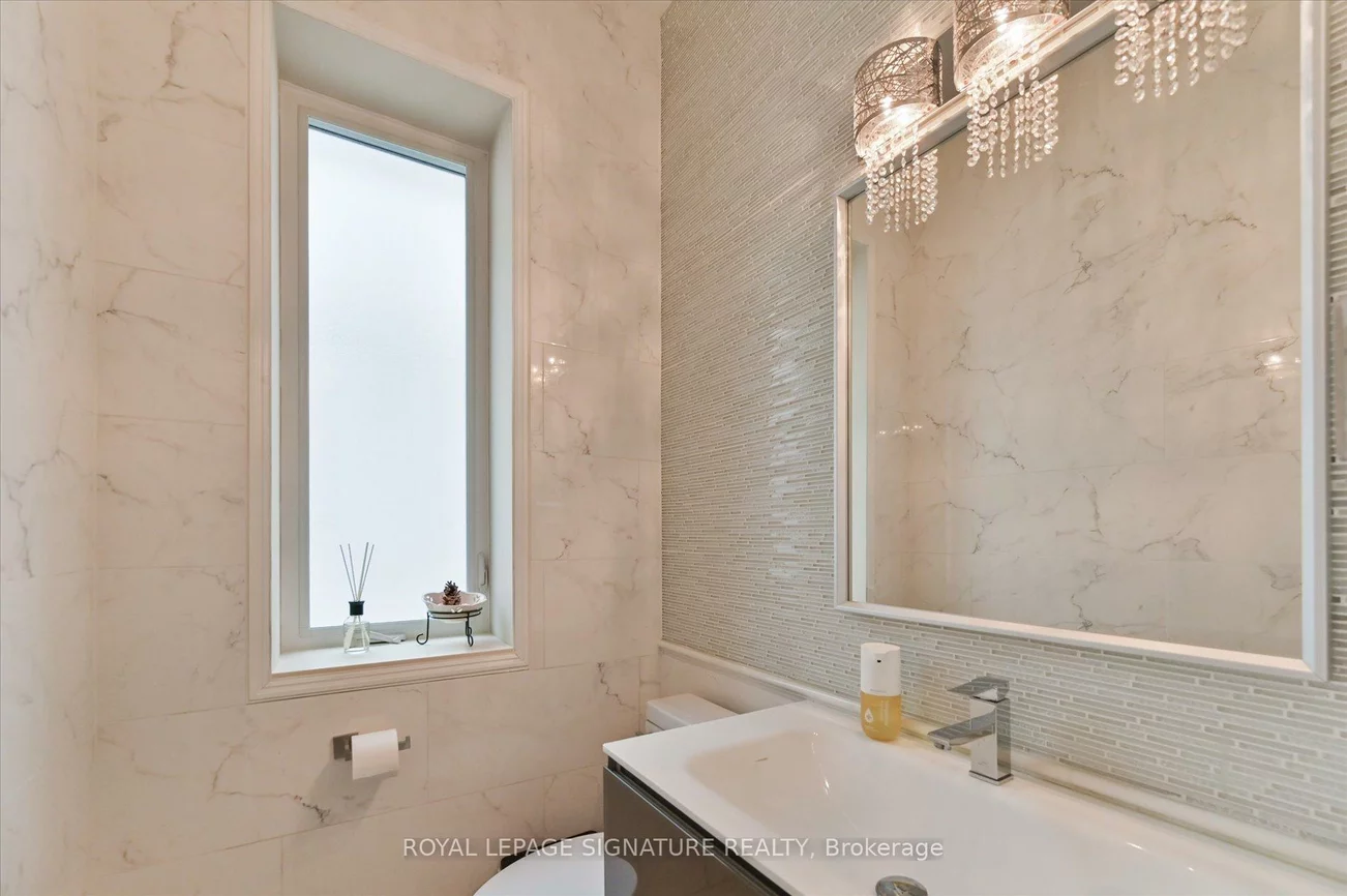 242, Olive, Willowdale East, Toronto