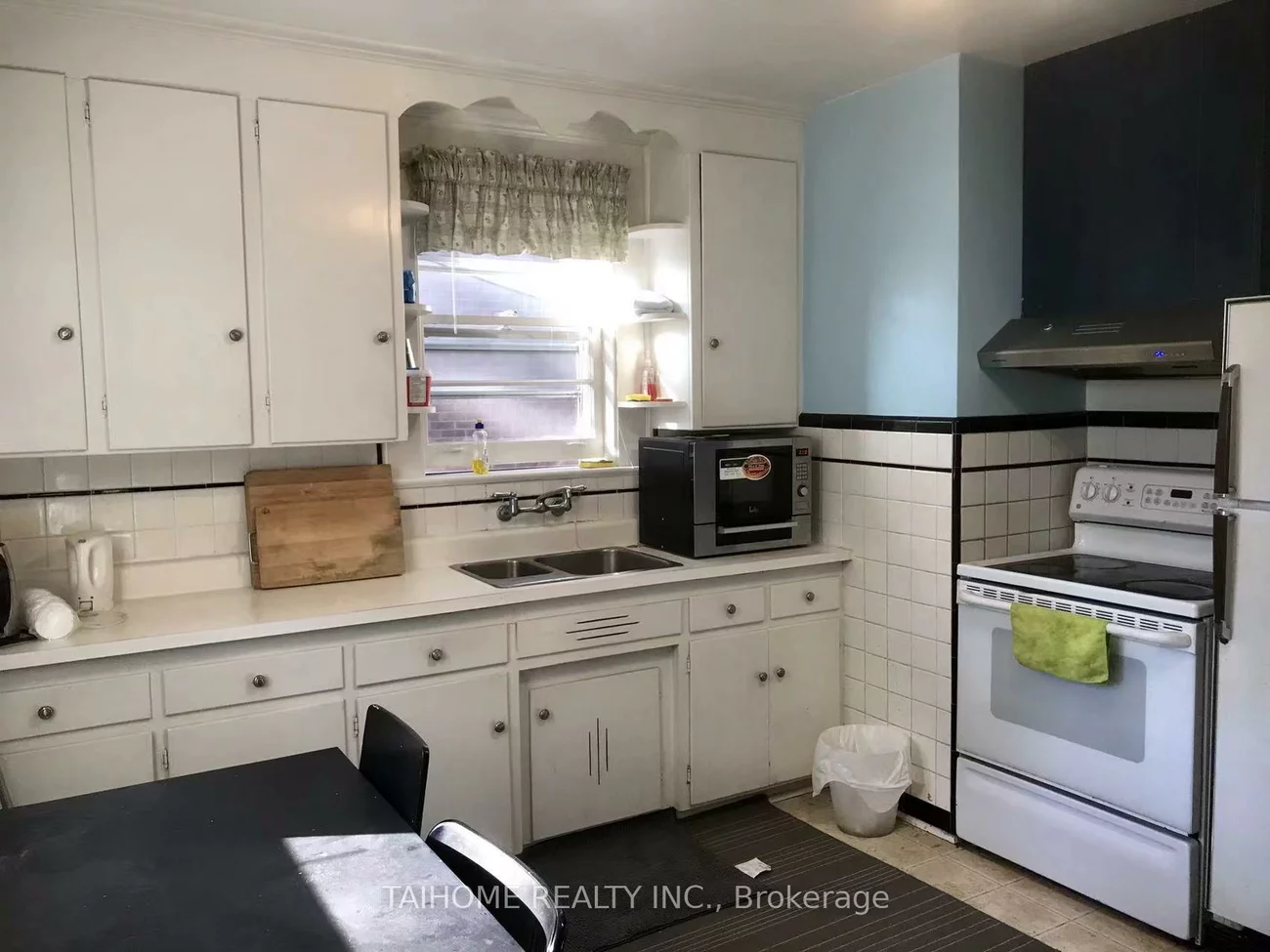 6, Vonda, Willowdale East, Toronto