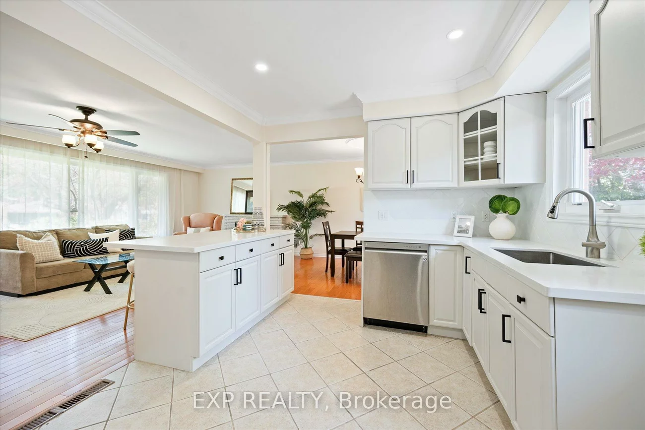 17, Ravenscroft, Bayview Village, Toronto