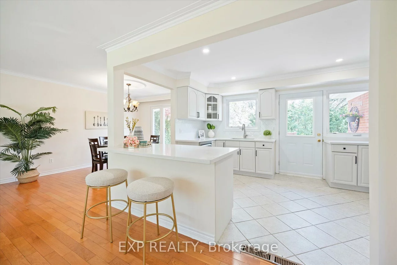 17, Ravenscroft, Bayview Village, Toronto