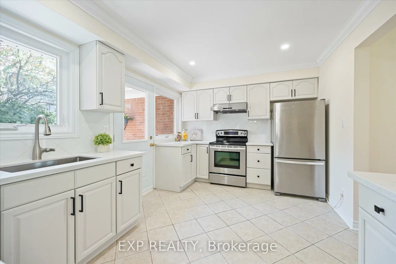 17, Ravenscroft, Bayview Village, Toronto