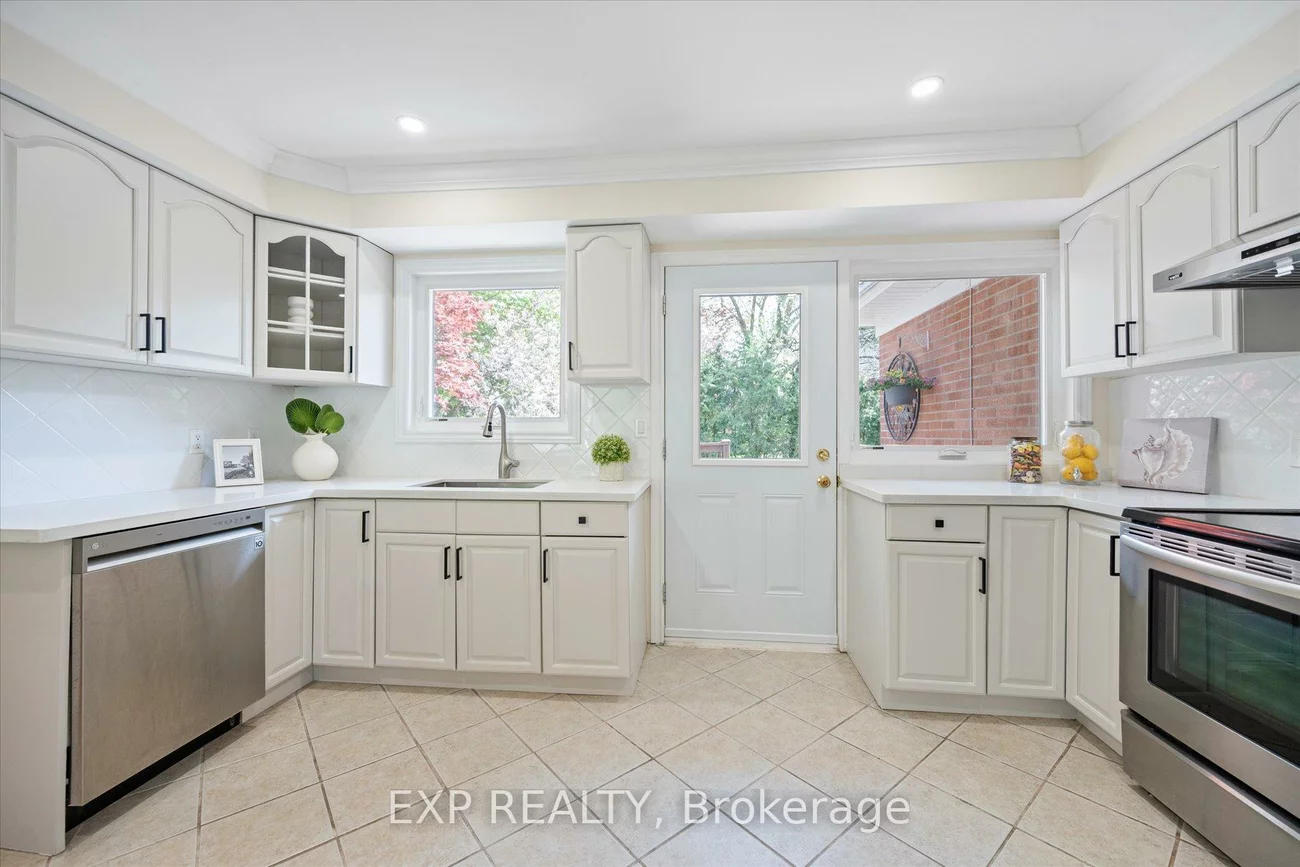 17, Ravenscroft, Bayview Village, Toronto