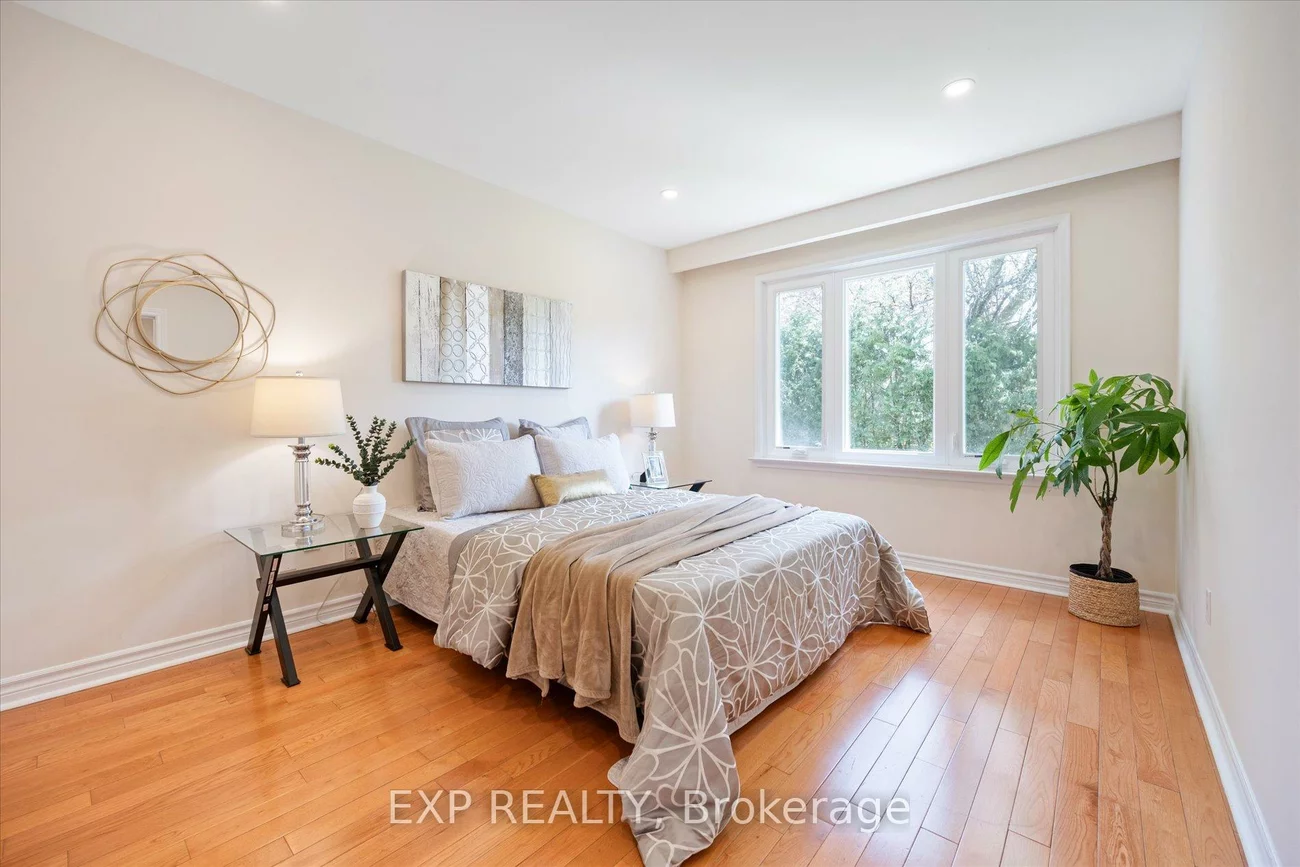 17, Ravenscroft, Bayview Village, Toronto