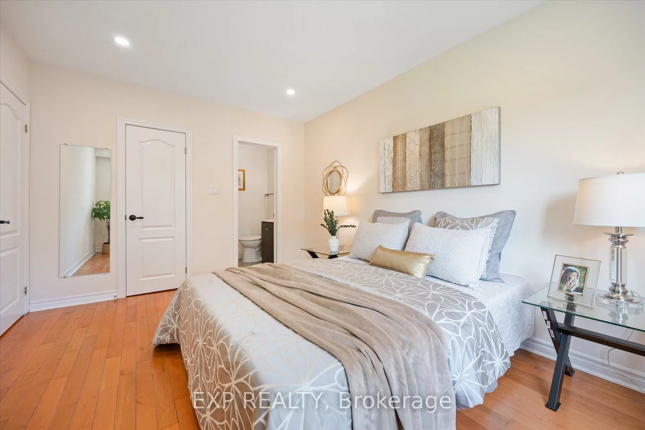 17, Ravenscroft, Bayview Village, Toronto