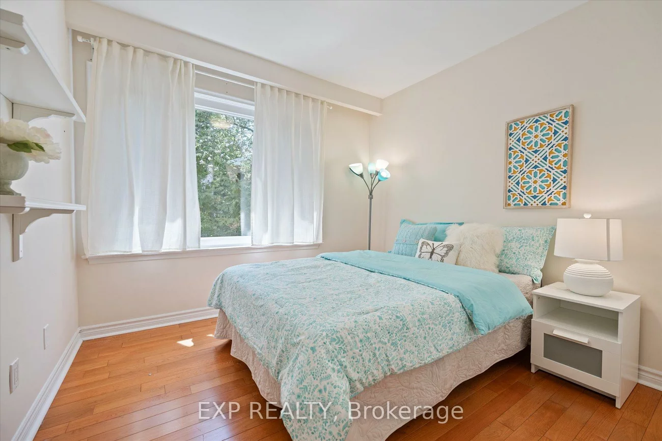 17, Ravenscroft, Bayview Village, Toronto
