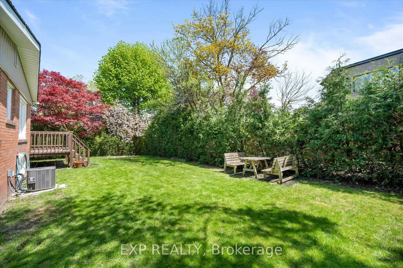 17, Ravenscroft, Bayview Village, Toronto
