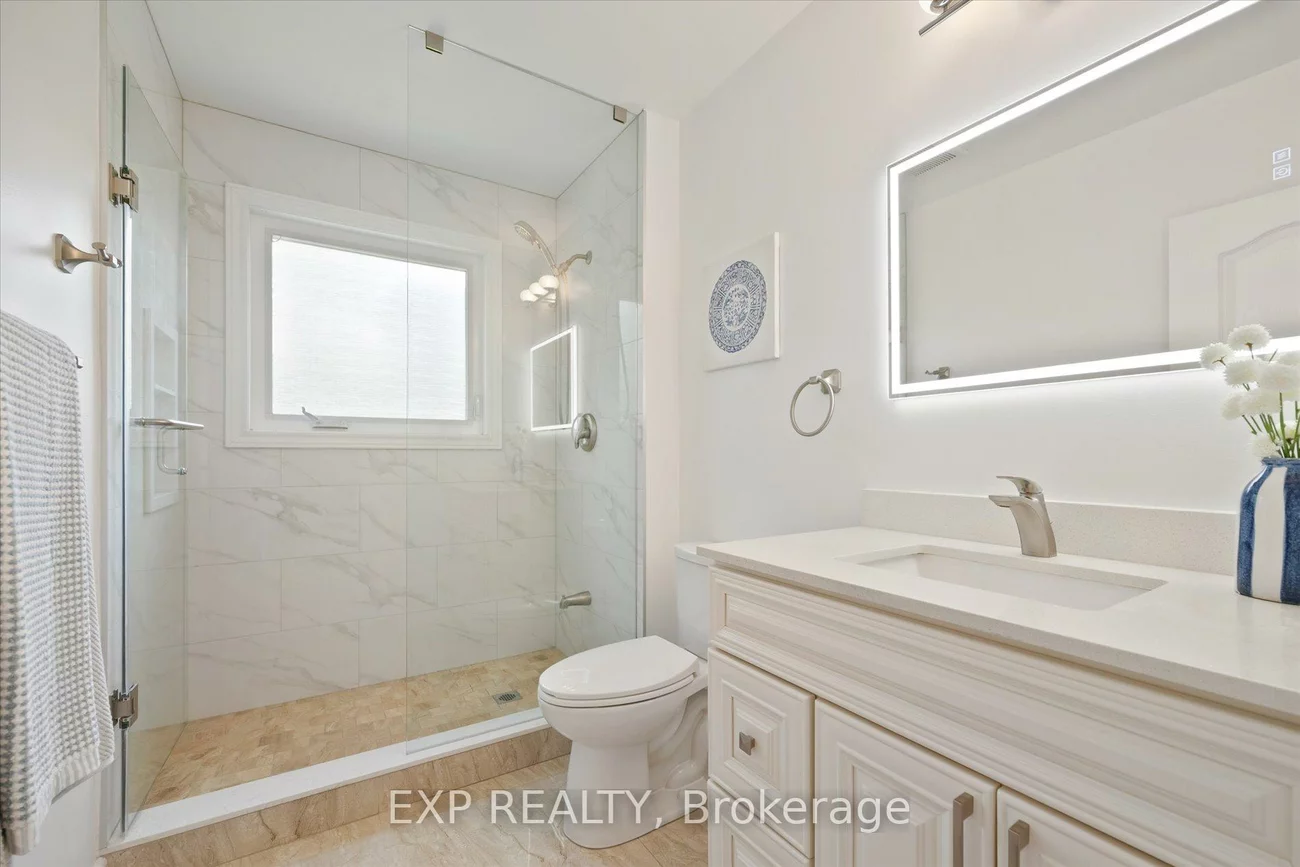 17, Ravenscroft, Bayview Village, Toronto