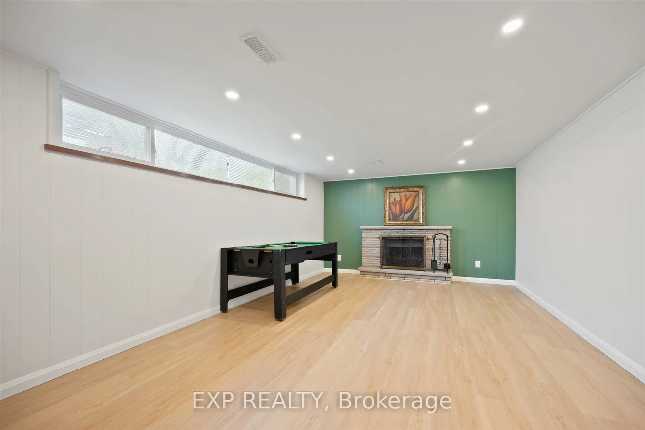 17, Ravenscroft, Bayview Village, Toronto