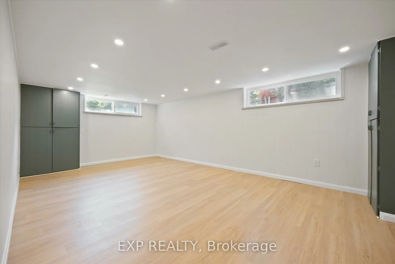 17, Ravenscroft, Bayview Village, Toronto