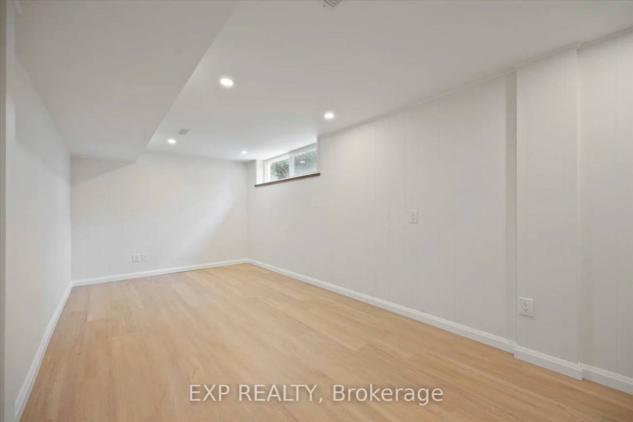 17, Ravenscroft, Bayview Village, Toronto