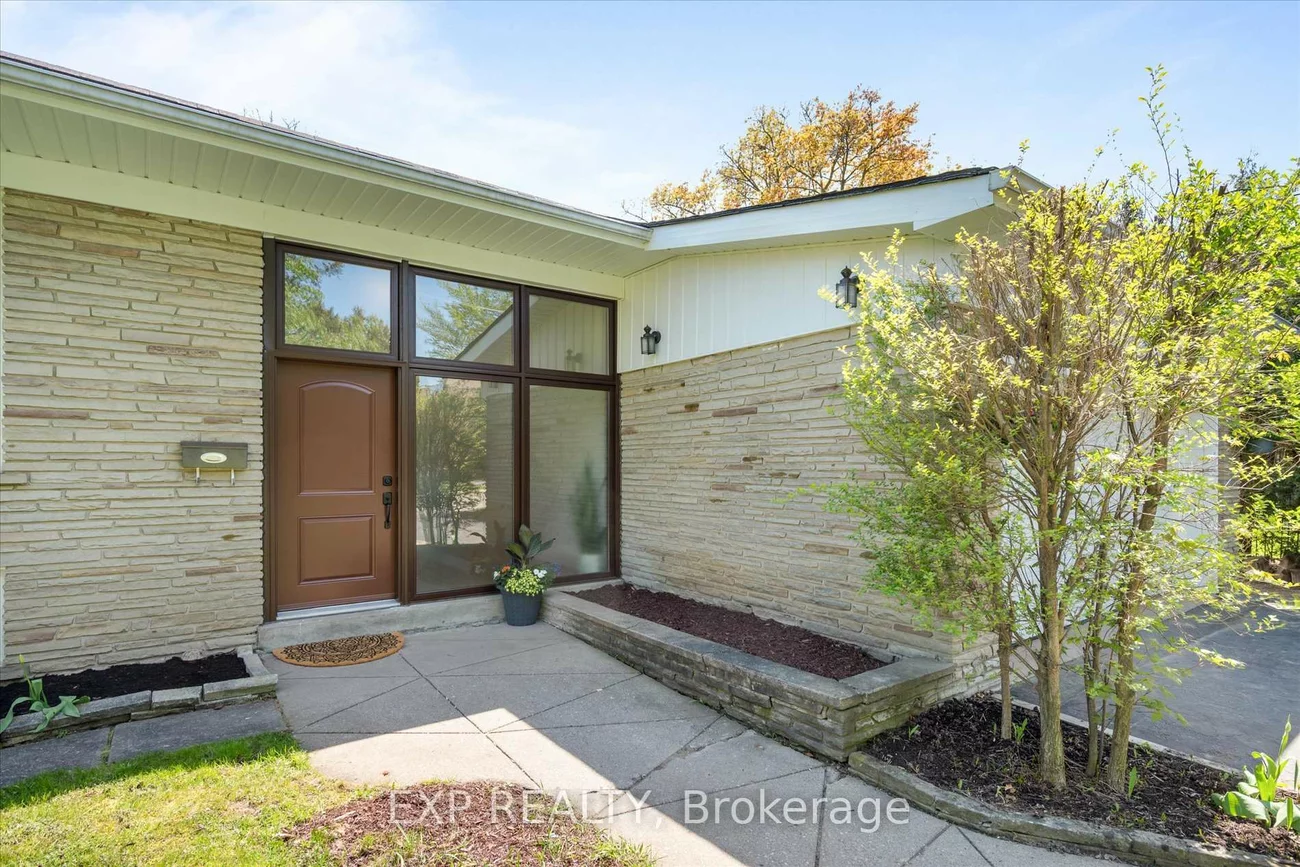 17, Ravenscroft, Bayview Village, Toronto