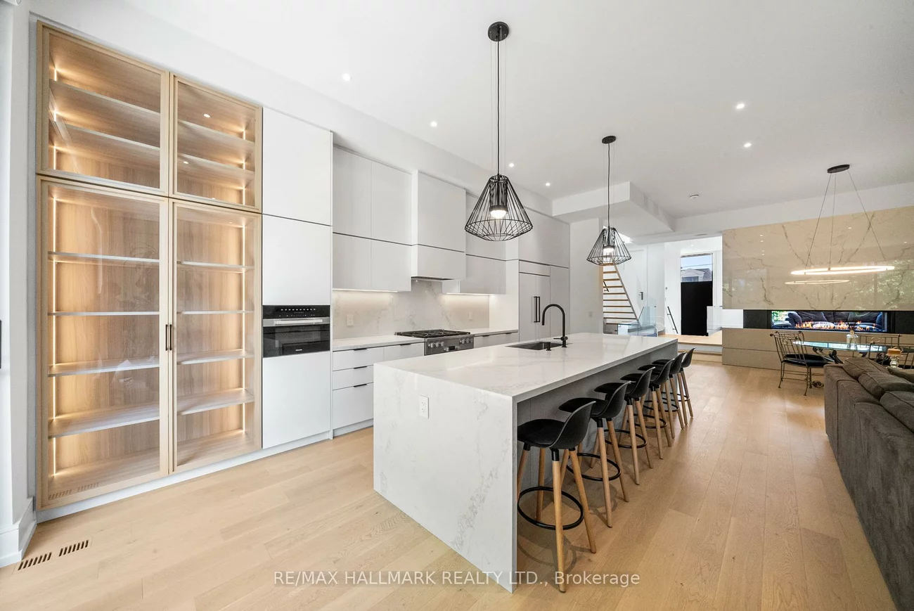 22, Divadale, Leaside, Toronto
