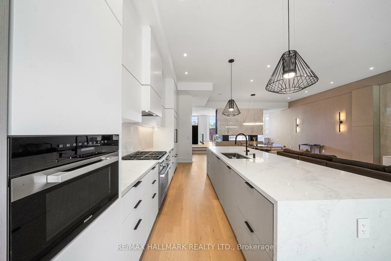 22, Divadale, Leaside, Toronto