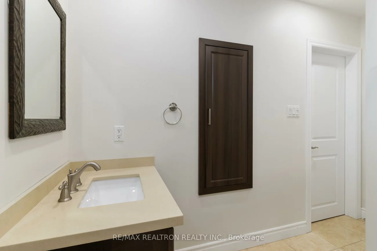 44, Caracas, Bayview Village, Toronto
