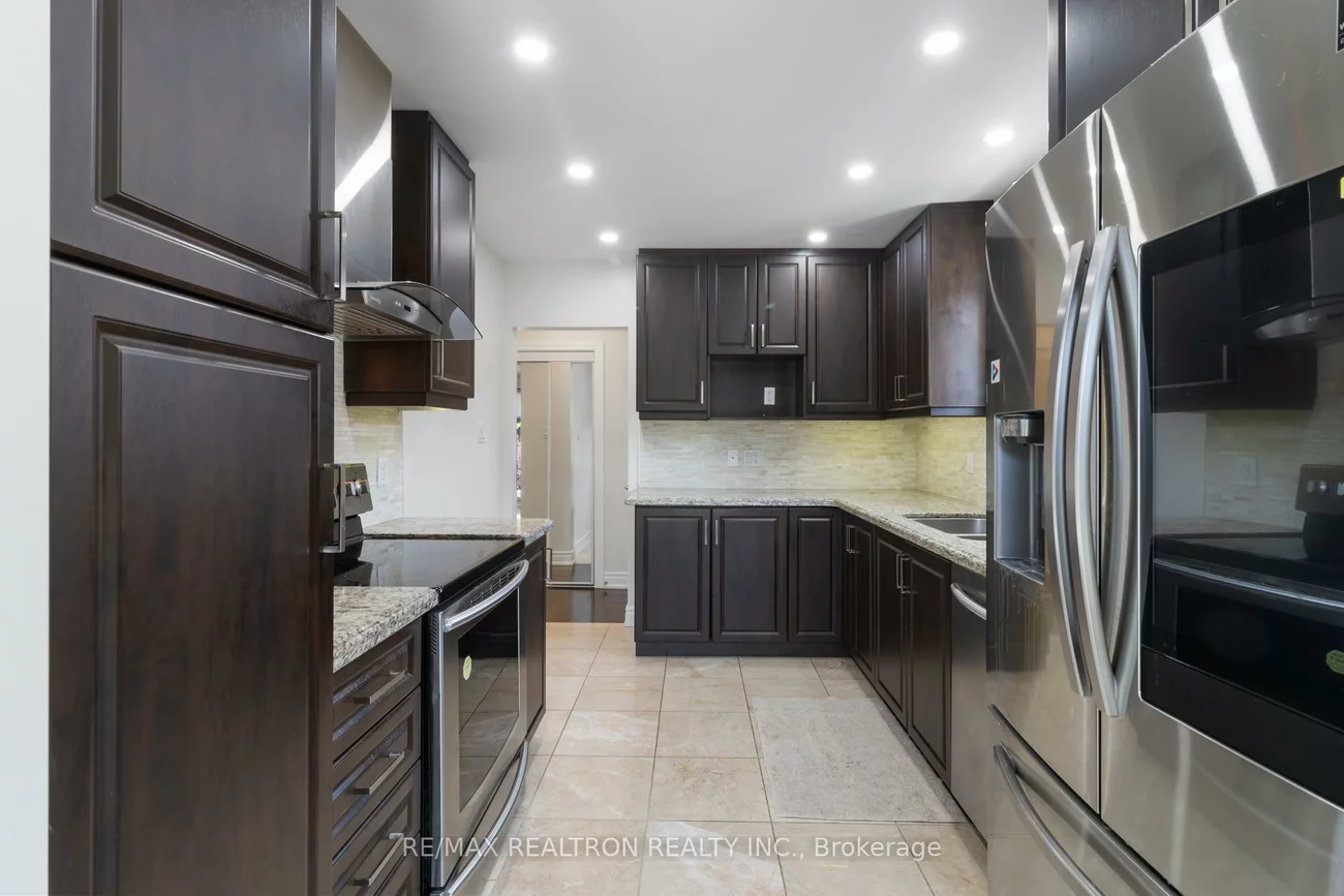 44, Caracas, Bayview Village, Toronto