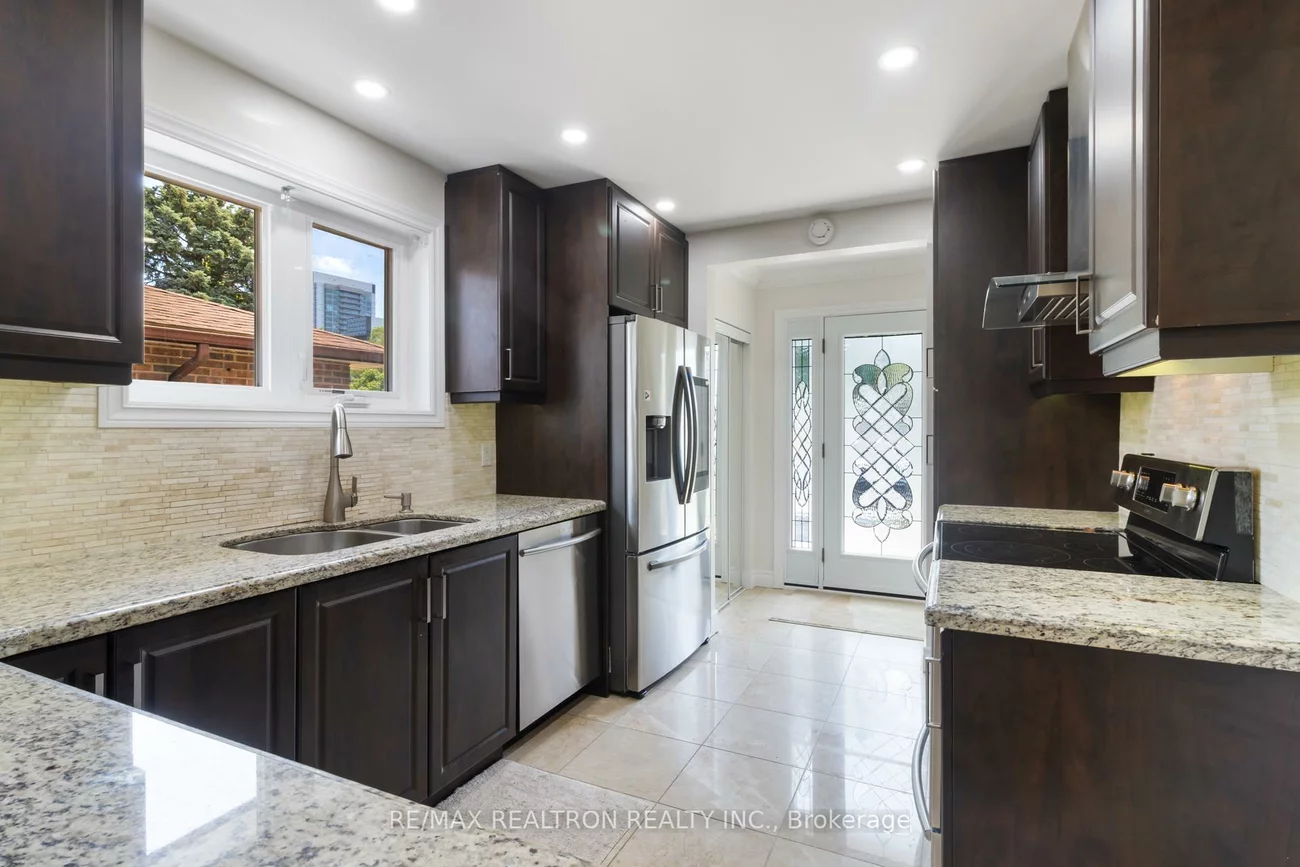 44, Caracas, Bayview Village, Toronto