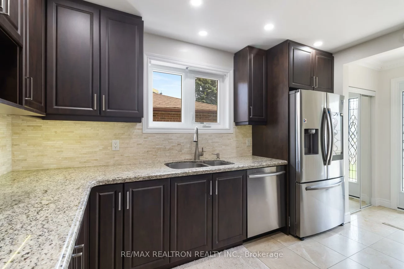 44, Caracas, Bayview Village, Toronto