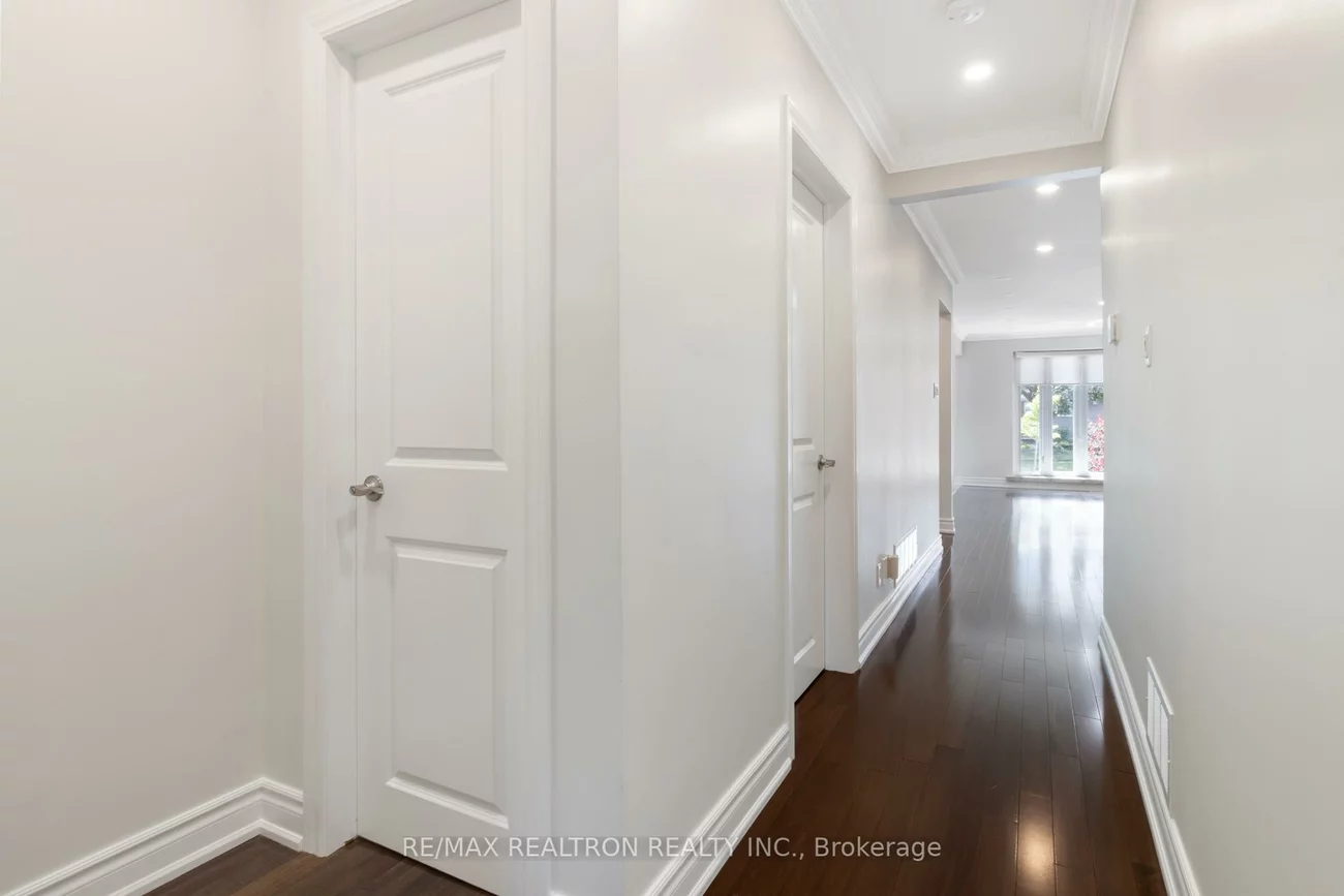 44, Caracas, Bayview Village, Toronto