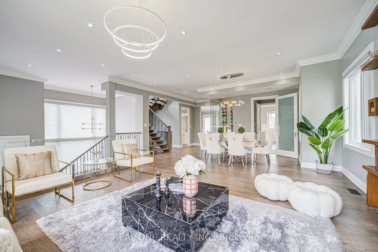 158, Waterloo, Bathurst Manor, Toronto