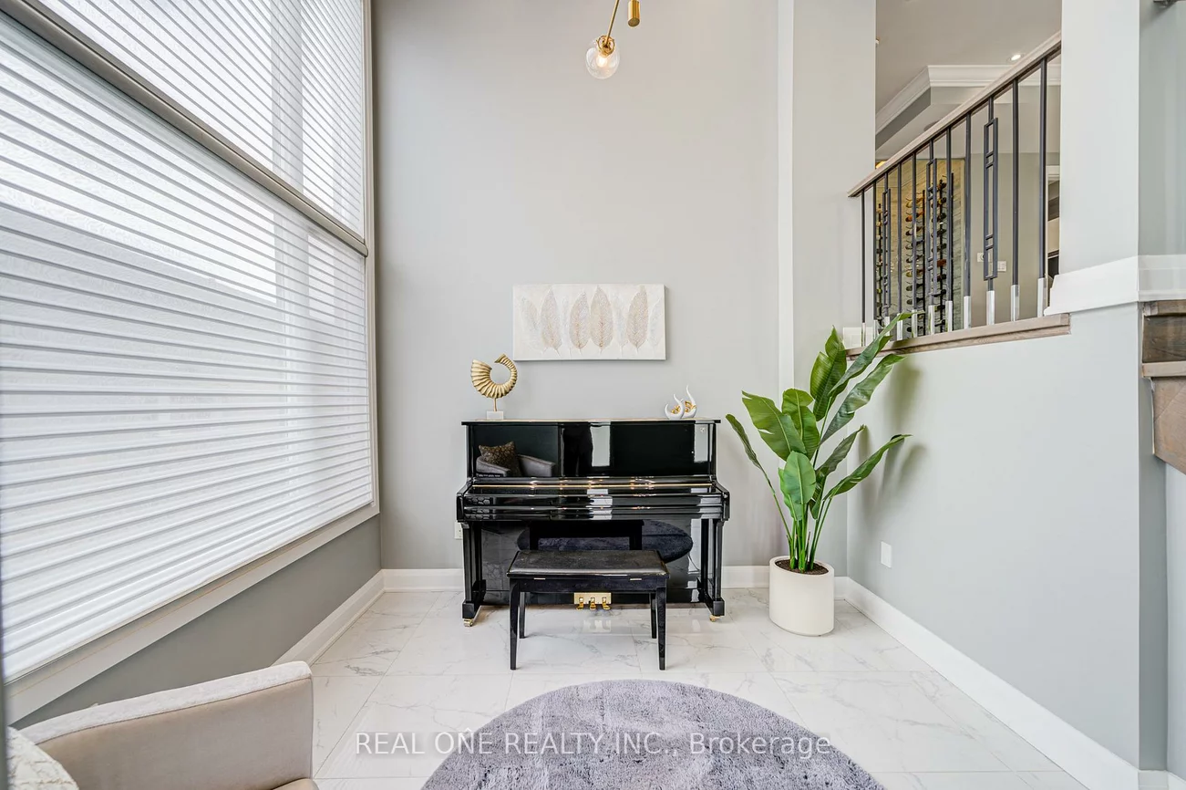 158, Waterloo, Bathurst Manor, Toronto