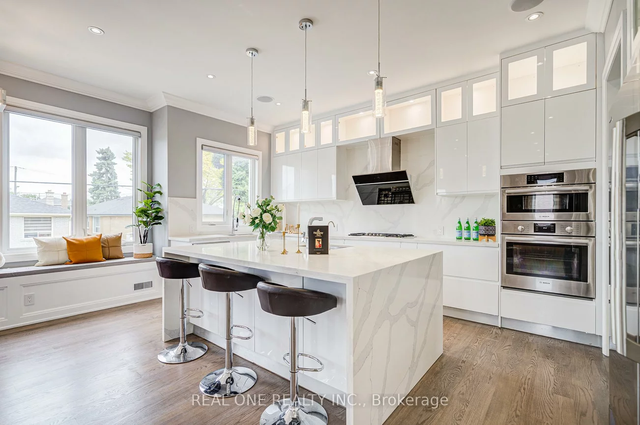 158, Waterloo, Bathurst Manor, Toronto