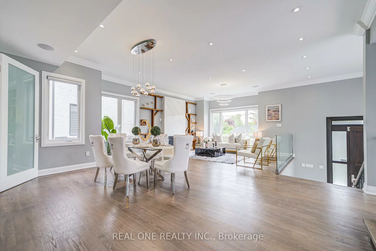 158, Waterloo, Bathurst Manor, Toronto
