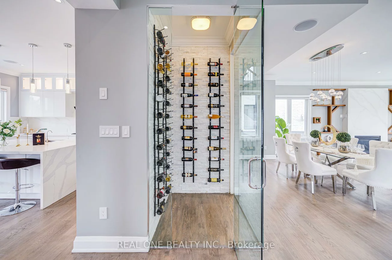 158, Waterloo, Bathurst Manor, Toronto