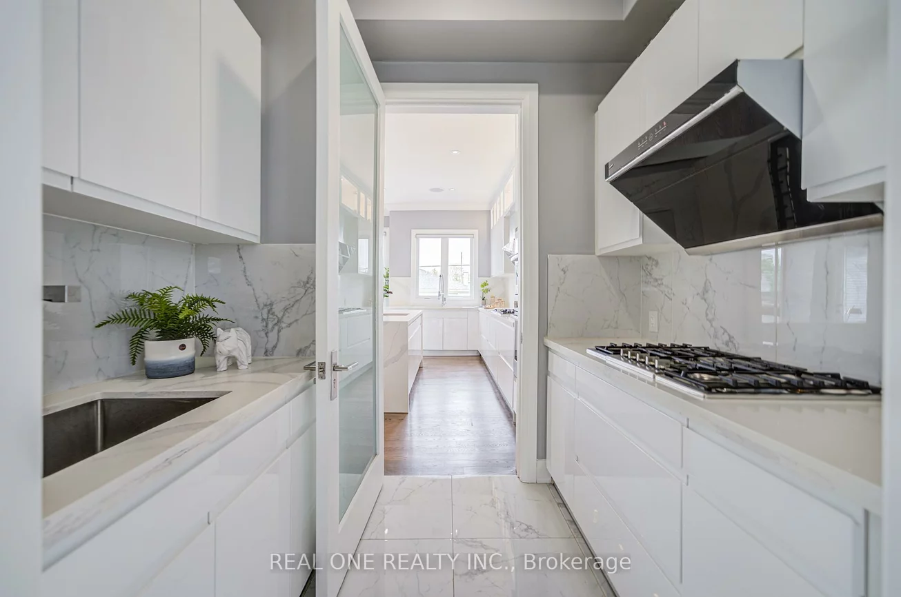 158, Waterloo, Bathurst Manor, Toronto