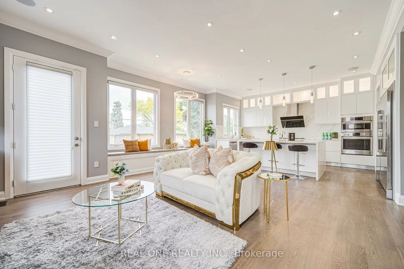 158, Waterloo, Bathurst Manor, Toronto