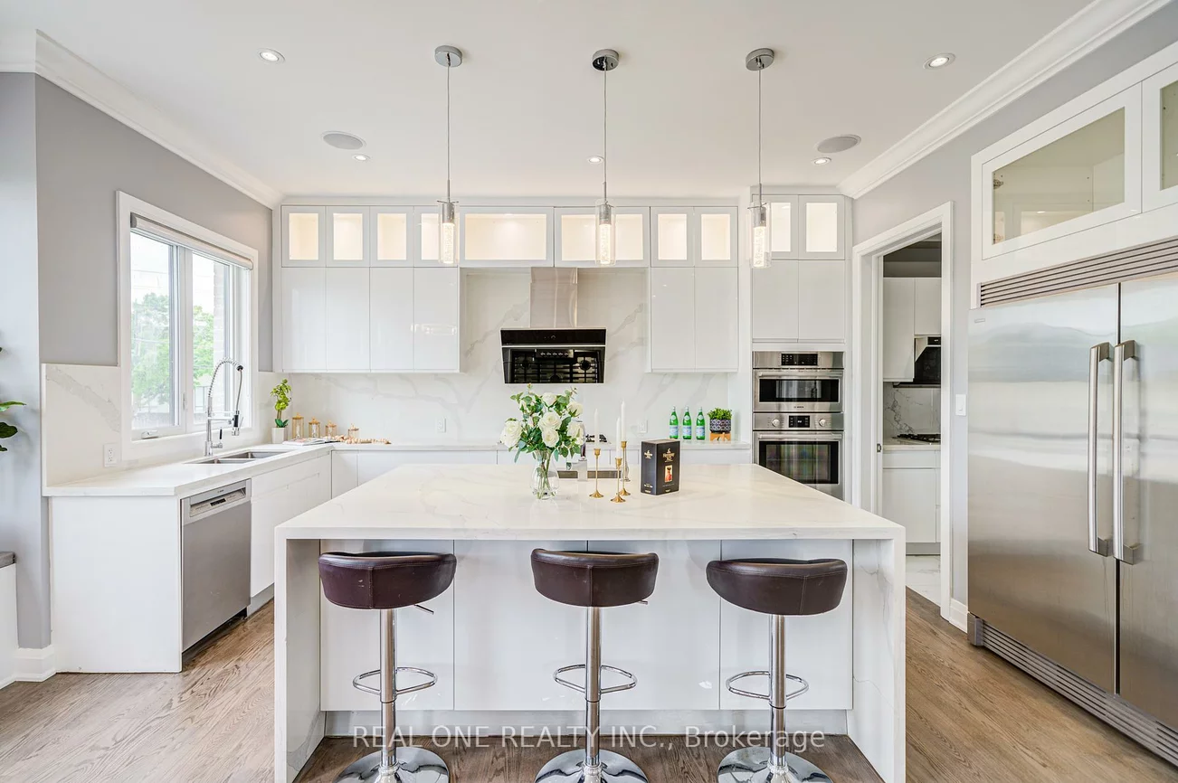 158, Waterloo, Bathurst Manor, Toronto