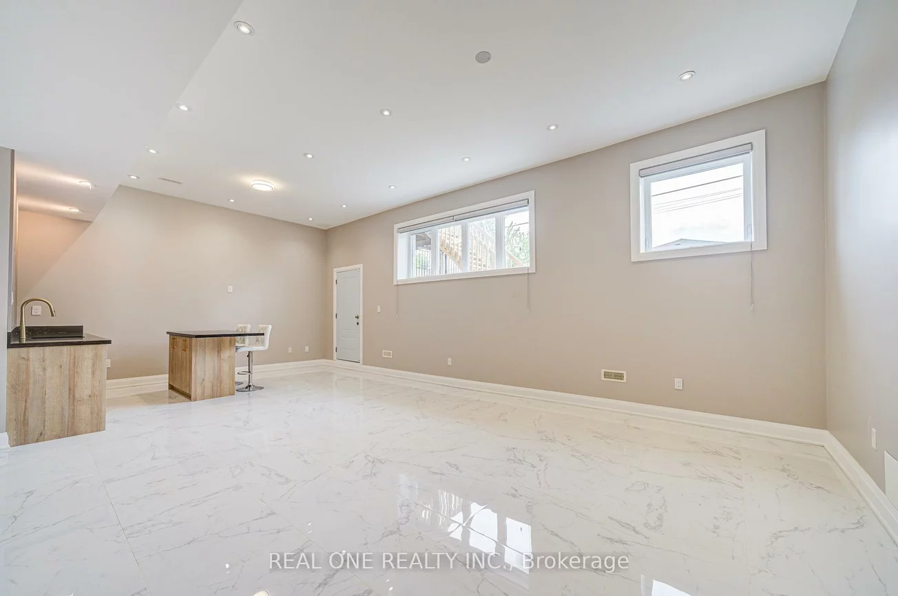 158, Waterloo, Bathurst Manor, Toronto