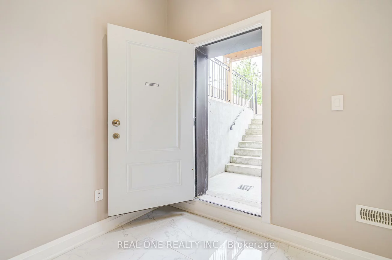 158, Waterloo, Bathurst Manor, Toronto
