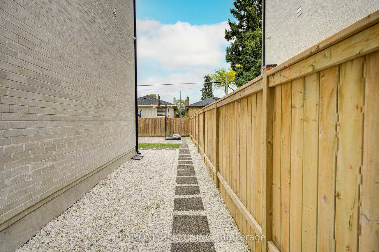 158, Waterloo, Bathurst Manor, Toronto