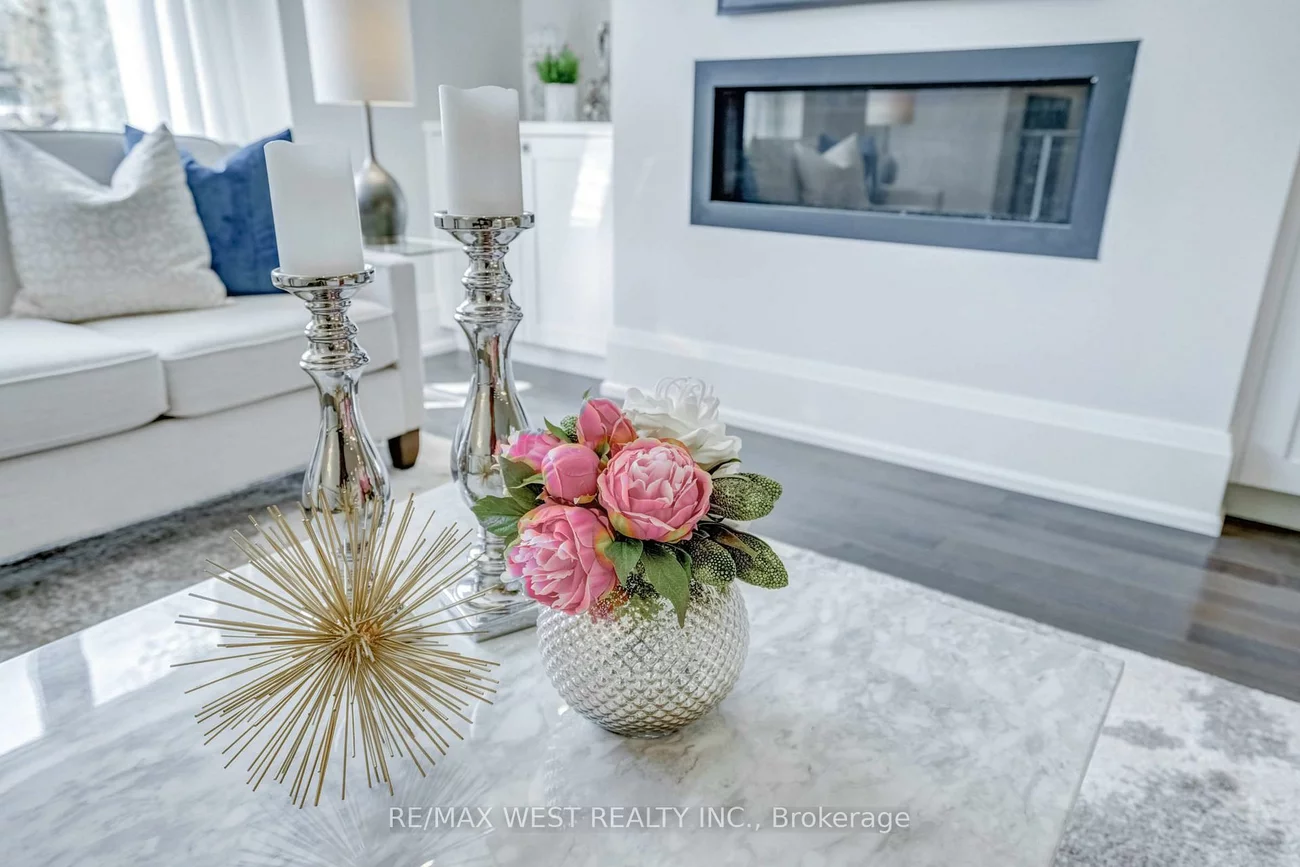 352B, Lawrence, Bedford Park-Nortown, Toronto