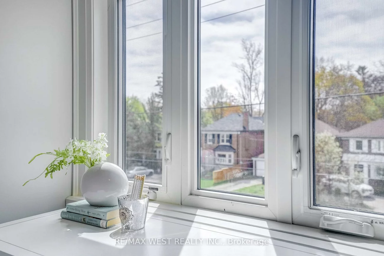 352B, Lawrence, Bedford Park-Nortown, Toronto