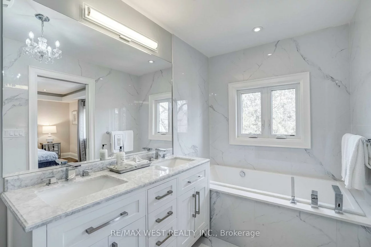 352B, Lawrence, Bedford Park-Nortown, Toronto