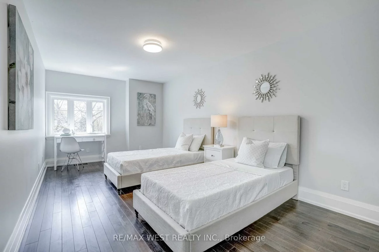 352B, Lawrence, Bedford Park-Nortown, Toronto