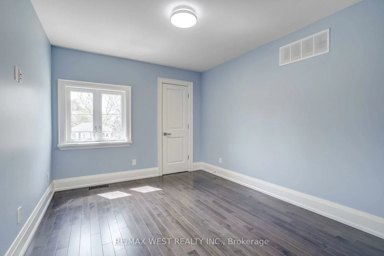 352B, Lawrence, Bedford Park-Nortown, Toronto