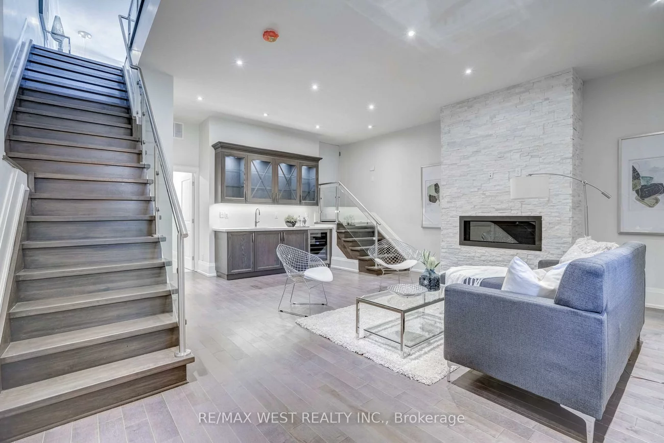 352B, Lawrence, Bedford Park-Nortown, Toronto
