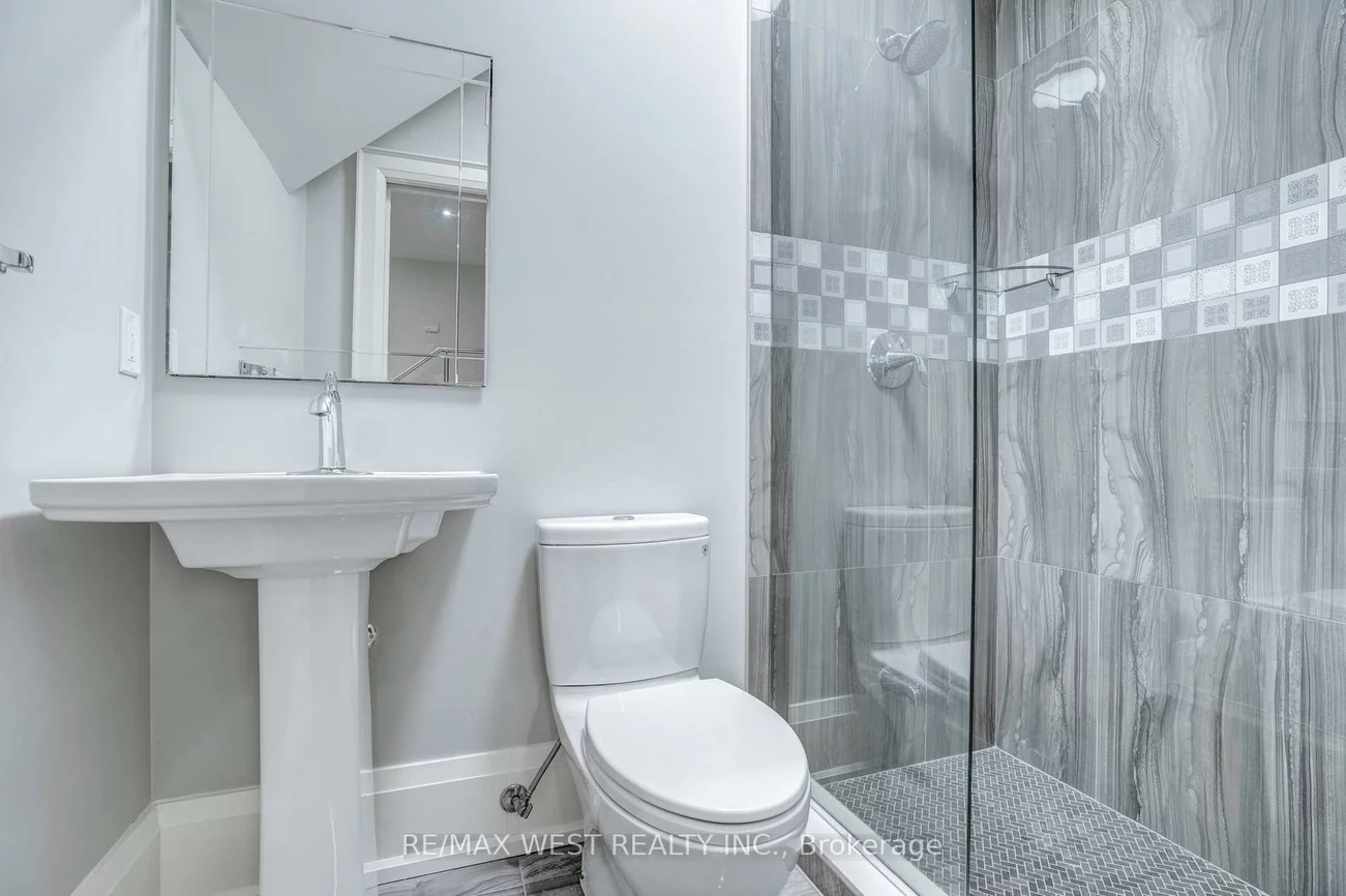 352B, Lawrence, Bedford Park-Nortown, Toronto