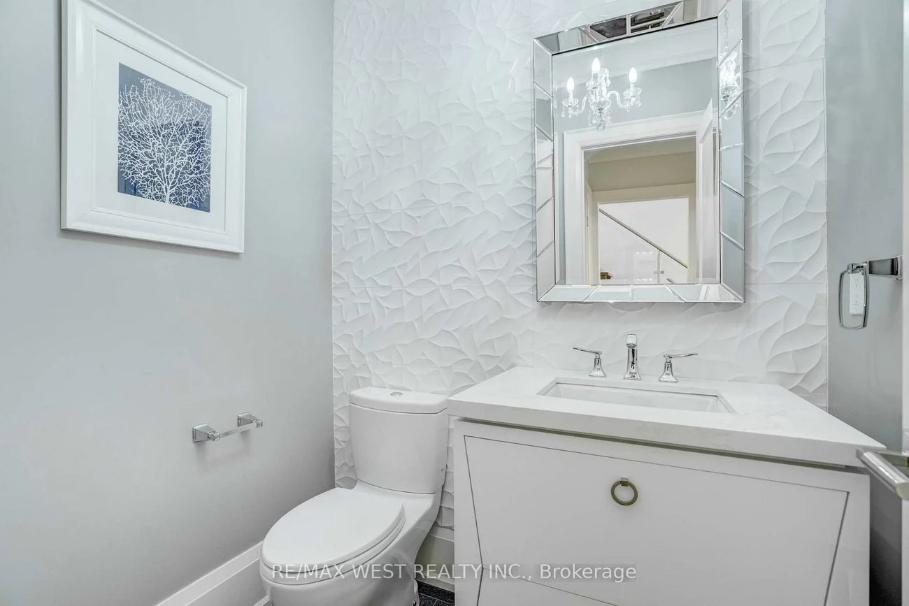 352B, Lawrence, Bedford Park-Nortown, Toronto