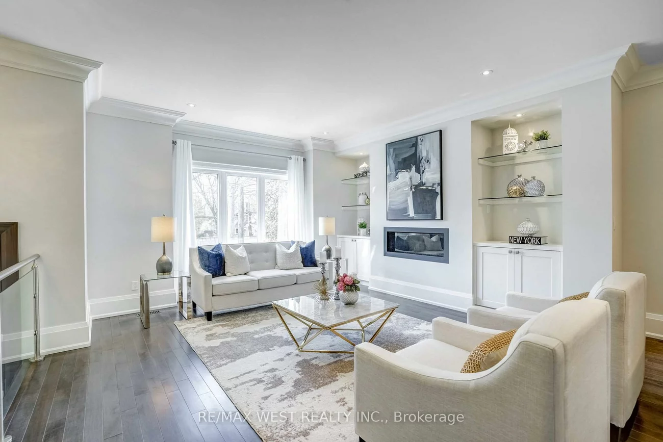 352B, Lawrence, Bedford Park-Nortown, Toronto