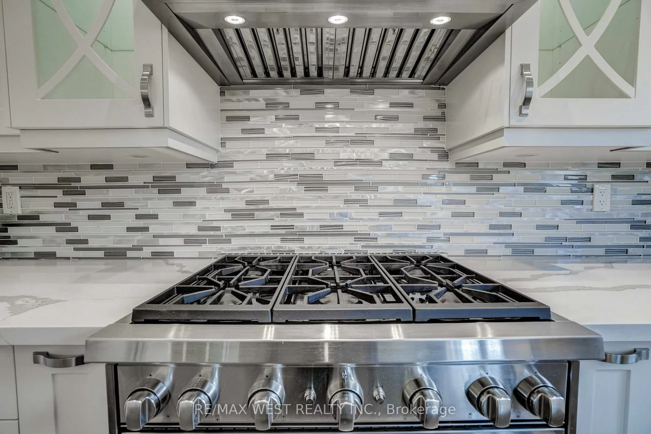 352B, Lawrence, Bedford Park-Nortown, Toronto
