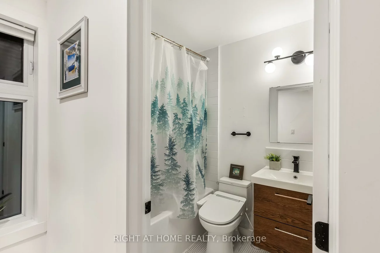 377, Lansdowne, Dufferin Grove, Toronto